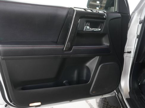 Used 2018 Toyota 4Runner TRD Off-Road Premium AWD/4WD image 18