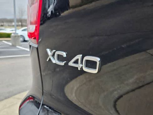 Used 2023 Volvo XC40 B5 Plus image 12