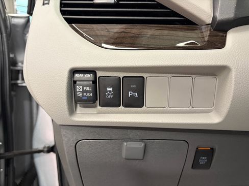 Used 2020 Toyota Sienna XLE Premium AWD/4WD image 18