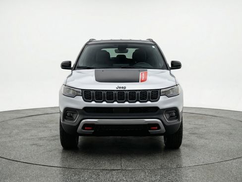 Used 2025 Jeep Compass Trailhawk AWD/4WD image 2