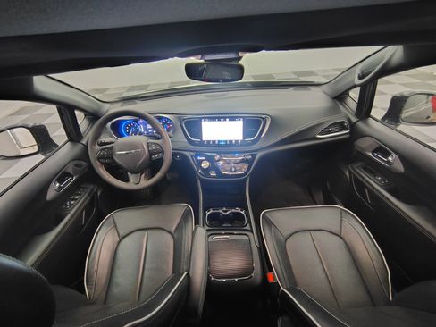 Used 2025 Chrysler Pacifica Limited FWD image 2