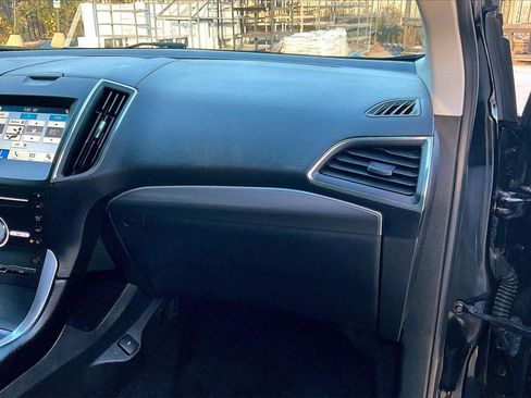 Used 2018 Ford Edge Titanium image 16
