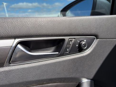 Used 2017 Volkswagen Passat 1.8T R-Line image 9