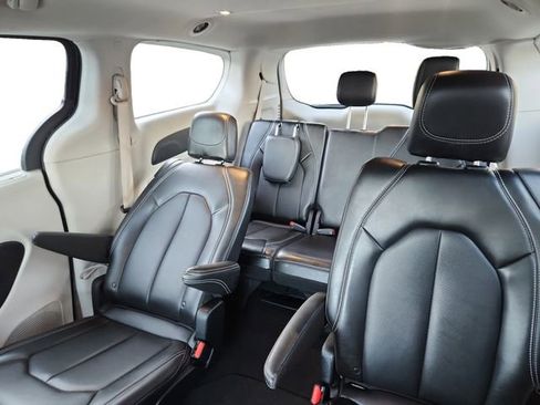 Used 2024 Chrysler Pacifica Touring-L image 16