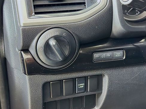 Used 2017 Nissan Titan SV image 24