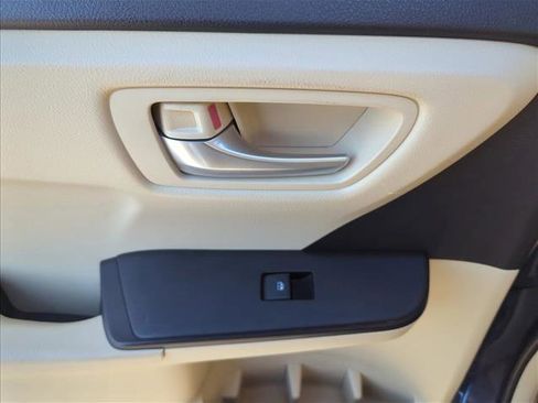 Used 2015 Toyota Camry LE image 23