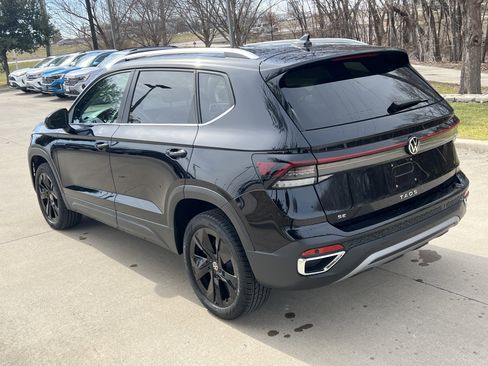 Certified 2025 Volkswagen Taos SE w/ Panoramic Sunroof Package image 8