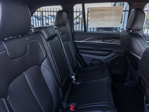 New 2025 Jeep Grand Cherokee Limited w/ Luxury Tech Group II image 18