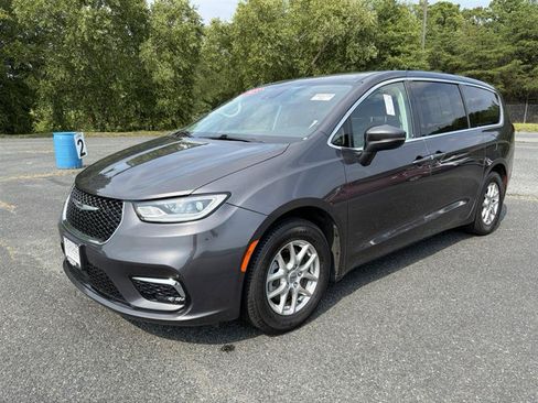 Used 2023 Chrysler Pacifica Touring-L FWD image 22