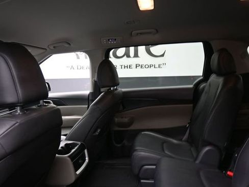 Used 2025 Kia Carnival FWD image 23