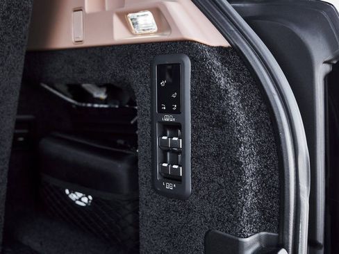 Used 2025 Land Rover Range Rover Long Wheelbase SE image 17