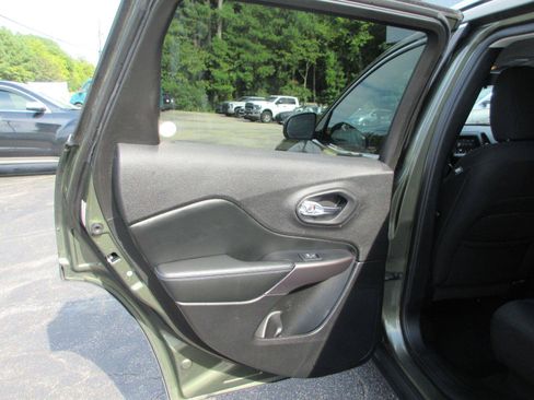 Used 2019 Jeep Cherokee Latitude w/ Popular Appearance Group FWD image 12