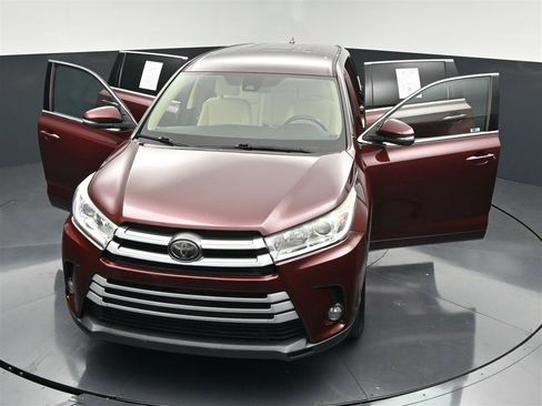 Used 2018 Toyota Highlander Plus w/ Carpet Mat Package (TMS) AWD/4WD image 28