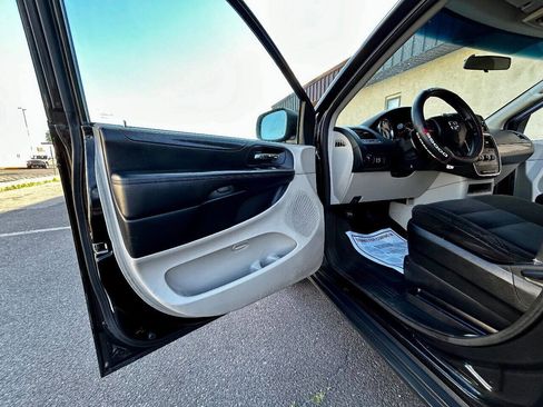 Used 2016 Dodge Grand Caravan image 25