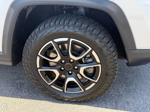 Used 2025 Jeep Compass Trailhawk AWD/4WD image 10