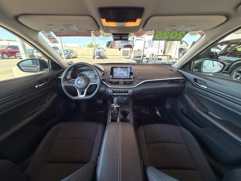 Used 2025 Nissan Altima 2.5 SV FWD image 15