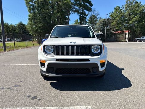 Used 2023 Jeep Renegade Latitude AWD/4WD image 3