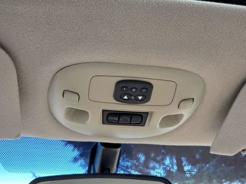 Used 2002 Cadillac De Ville w/ Comfort/Convenience Pkg image 23