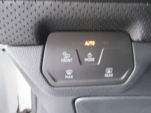 Used 2025 Volkswagen Atlas SE image 16