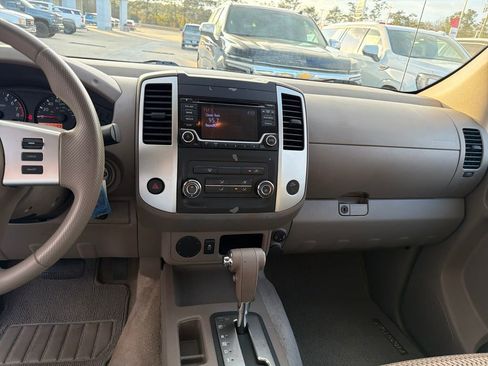 Used 2017 Nissan Frontier SV image 19