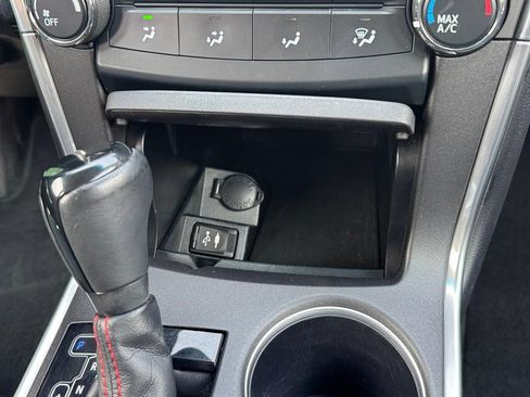 Used 2015 Toyota Camry SE w/ Moonroof Package FWD image 13