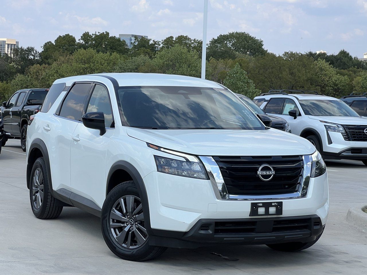 Used 2023 Nissan Pathfinder S FWD image 2