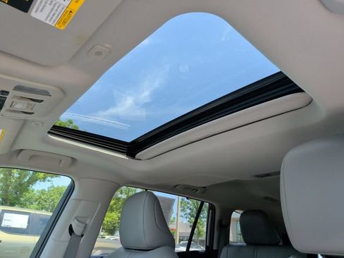 Used 2023 Toyota Highlander XLE FWD image 29