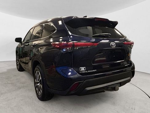 Used 2022 Toyota Highlander XLE image 3