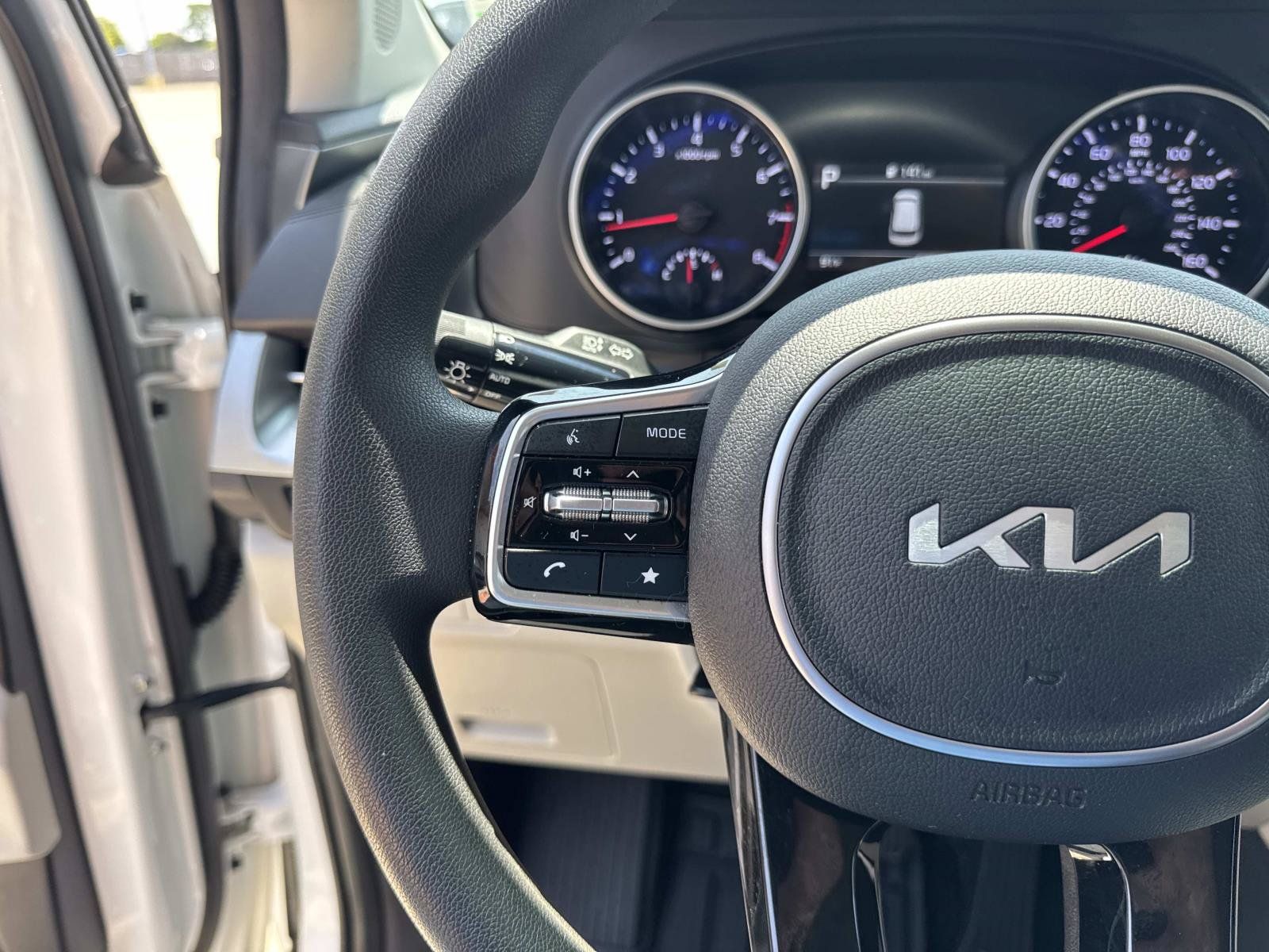 Used 2024 Kia Carnival LX FWD image 22