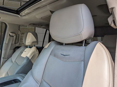 Used 2015 Cadillac Escalade Luxury image 11