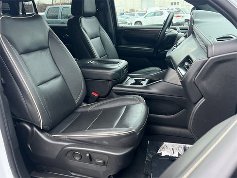 Used 2023 Chevrolet Suburban Premier image 8