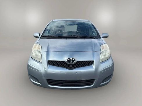 Used 2010 Toyota Yaris 4-Door Hatchback image 2