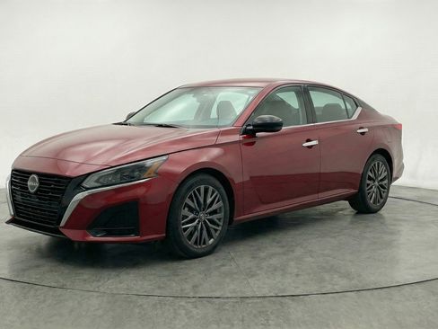 Used 2025 Nissan Altima 2.5 SV image 3