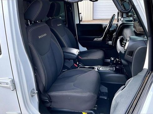 Used 2018 Jeep Wrangler Unlimited Sahara w/ Connectivity Group image 26