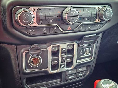 Used 2018 Jeep Wrangler Unlimited Sahara image 25