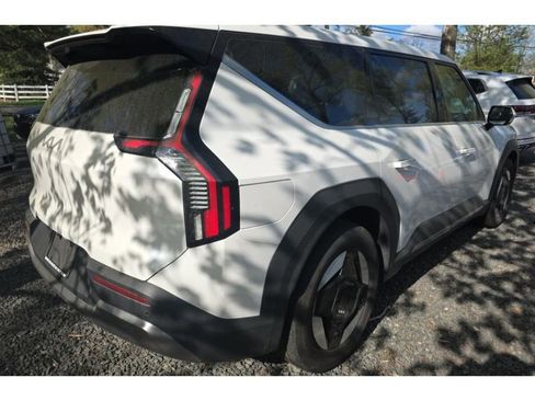 Used 2024 Kia EV9 Light Long Range RWD image 3