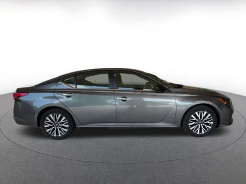 Used 2025 Nissan Altima 2.5 SV FWD image 16