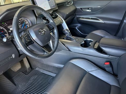 Used 2022 Toyota Venza XLE AWD/4WD image 11
