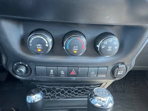 Used 2015 Jeep Wrangler Unlimited Sahara w/ Connectivity Group AWD/4WD image 18