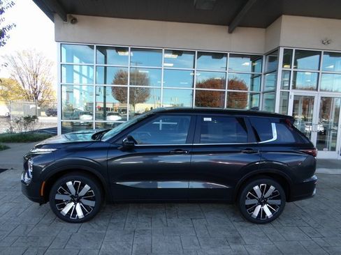 New 2025 Mitsubishi Outlander SE image 4