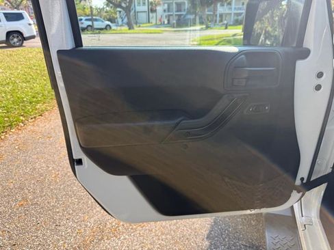 Used 2017 Jeep Wrangler Unlimited Sahara image 11