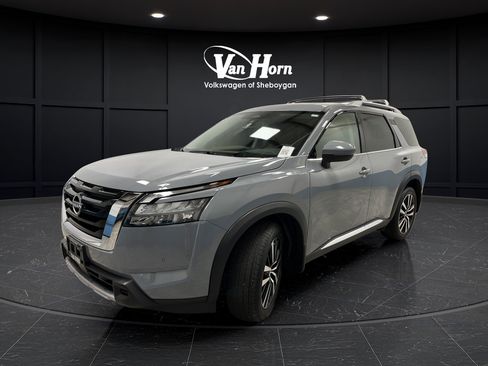 Used 2025 Nissan Pathfinder Platinum AWD/4WD image 3