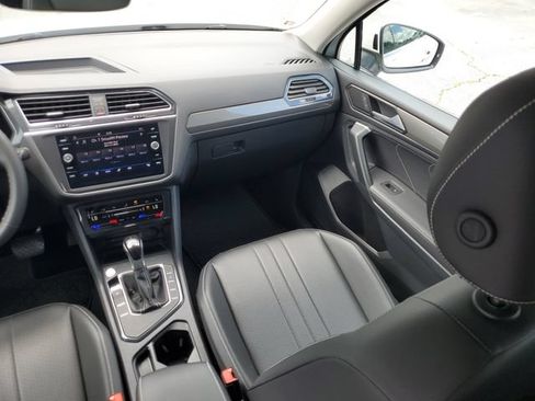 Certified 2023 Volkswagen Tiguan SE FWD image 9