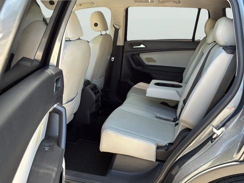 Used 2021 Volkswagen Tiguan SE w/ Panoramic Sunroof Package FWD image 16