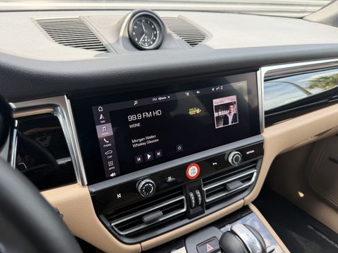 Certified 2024 Porsche Macan AWD/4WD image 32