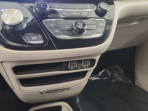 Used 2023 Chrysler Voyager LX FWD image 19