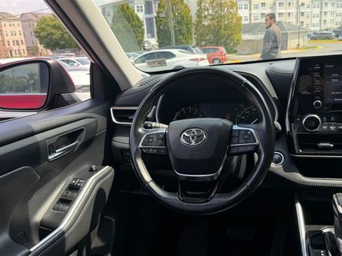 Used 2021 Toyota Highlander XLE AWD/4WD image 29