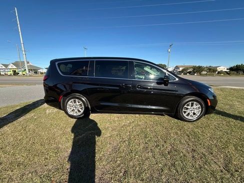 Certified 2024 Chrysler Pacifica Touring-L image 8