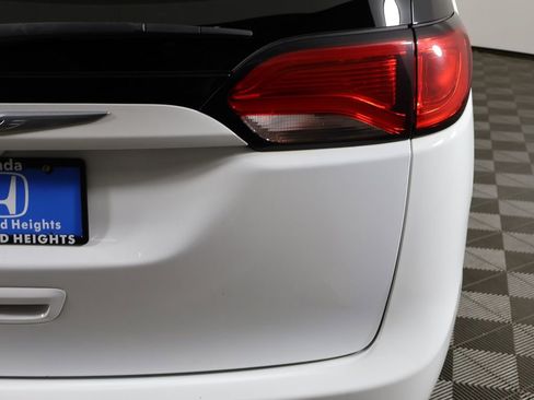 Used 2020 Chrysler Pacifica Touring-L FWD image 14