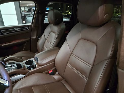 Used 2020 Porsche Cayenne Turbo image 18